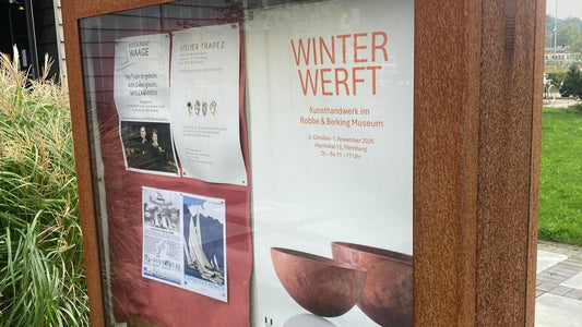Winterwerft Plakat in einer Vitrine vor dem Robbe & Berking Museum
